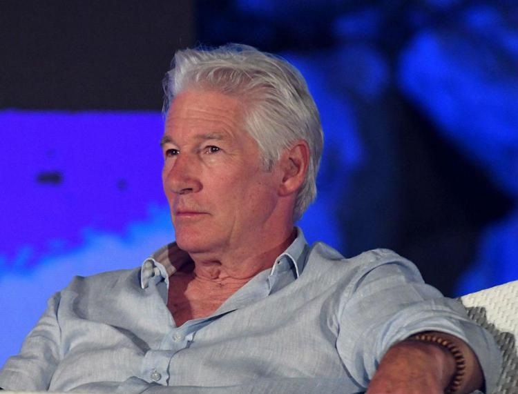 Processo Open Arms, parla Richard Gere: “Dirò solo la verità, dirò solo quello che ho vissuto. Parlerò per le persone che non hanno voce. Non riguarda me”