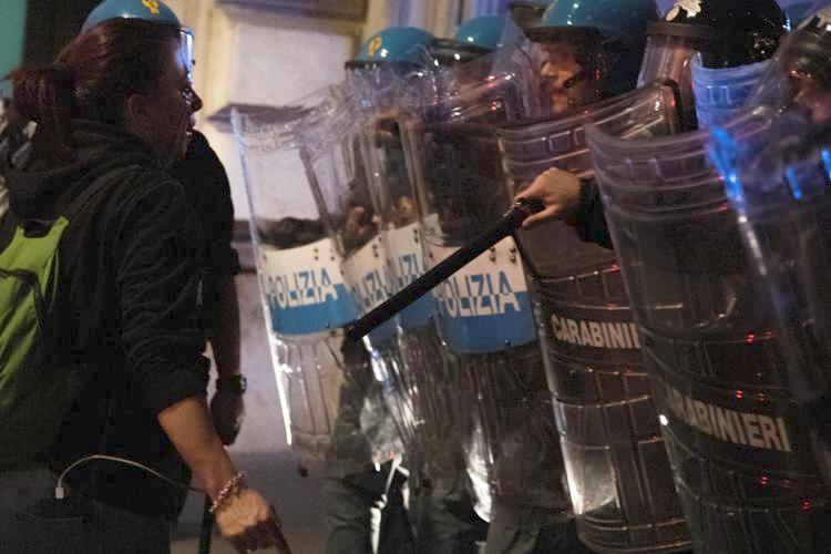 Roma, alla manifestazione contro il green pass la polizia ha arrestato 12 persone tra cui due leader di Forza Nuova