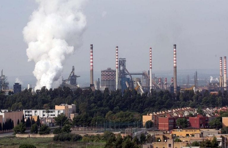 Ex Ilva, un capo reparto cade e si ferisce su un cumulo di lamiere taglienti