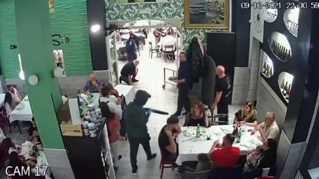 Casavatore (Napoli), ristoratore rapinato dei suoi Rolex dopo essere stato minacciato con armi da guerra