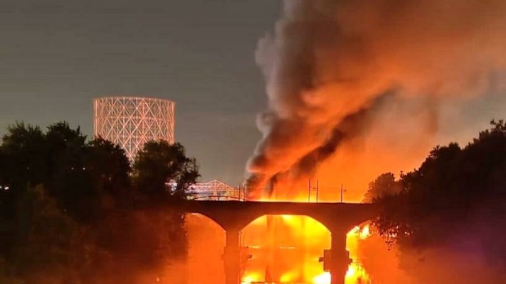 Roma, scoppia un incendio nella notte: devastato il Ponte dell’Industria sul Tevere