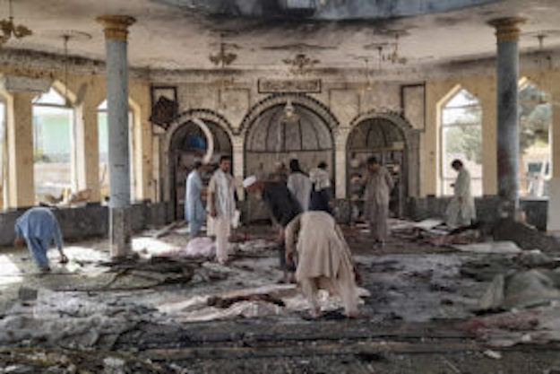 Afghanistan, 32 morti e 53 feriti nell’attentato davanti una moschea di Kandahar