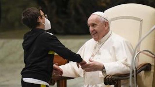 Vaticano, fuori programma all’udienza del Papa: un bambino è salito sul paco