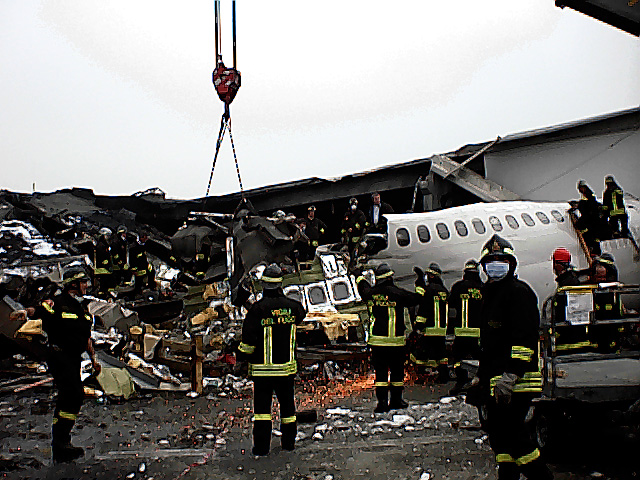 La tragedia di San Donato, ecco l’ultimo contatto con il centro controllo di Linate: “Perché avete deviato? Per evitare una turbolenza?”