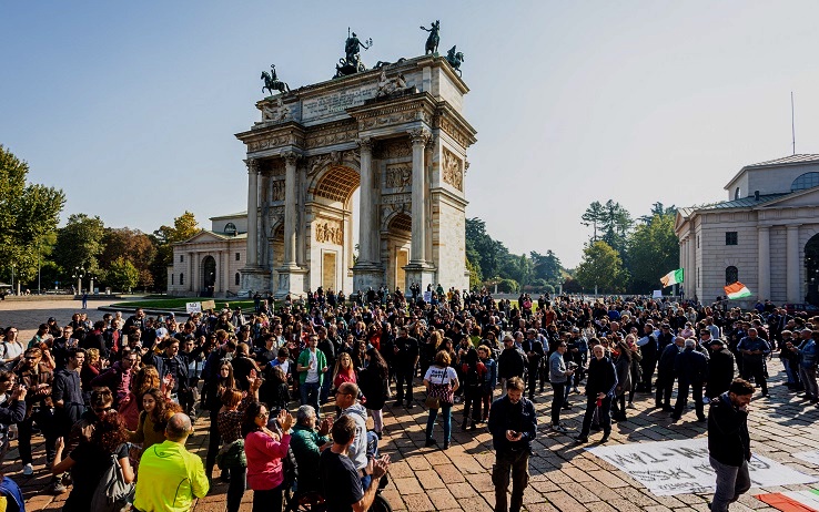 Milano, corteo “no Green pass” all’Arco della Pace: aggredito un videomaker di La7