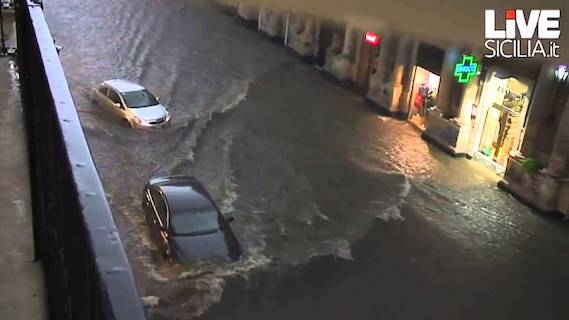 Catania: il nubifragio ha trasformato le strade della città in fiumi in piena. Si cerca un altro disperso
