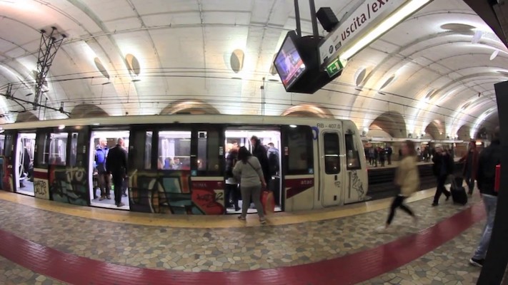 Roma, panico alla fermata della Metro B a Termini. Un homeless ha minacciato i passeggeri con un coltello: è stato arrestato dai carabinieri