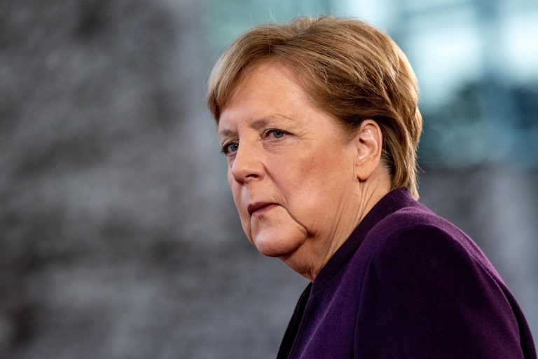 Covid, ultimo messaggio della cancelliera uscente Merkel al Paese: “Siamo nel pieno della quarta ondata della pandemia che è molto seria, fate attenzione al virus infido”