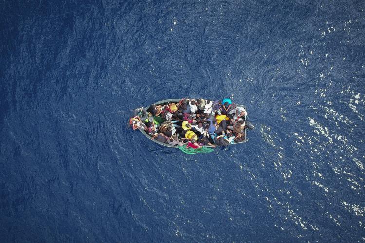 Migranti, nuova tragedia a largo della Libia: affogate in mare almeno 15 persone