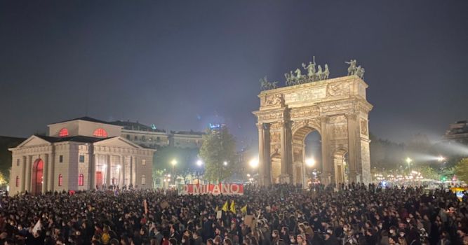 Milano, decine di migliaia di persone all’Arco della Pace contro l’affossamento del Ddl Zan