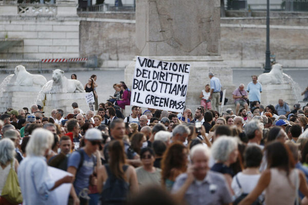 Milano, un arresto e 83 denunce è il bilancio della manifestazione “no green pass”