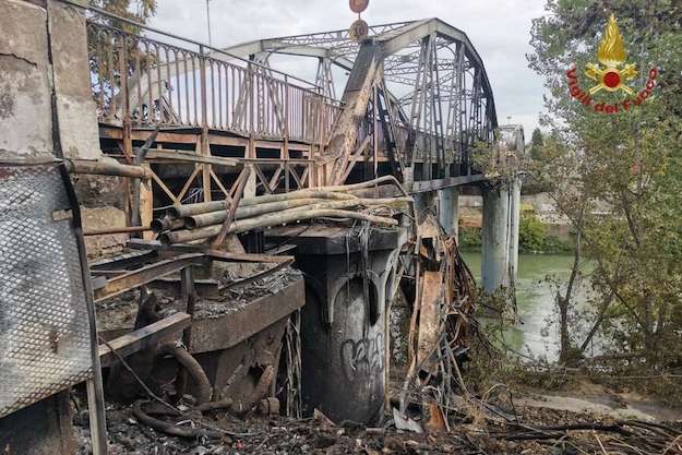 Incendio al Ponte dell’Industria: il rogo è partito dalle baracche sotto la struttura. Gravi i disagi del traffico