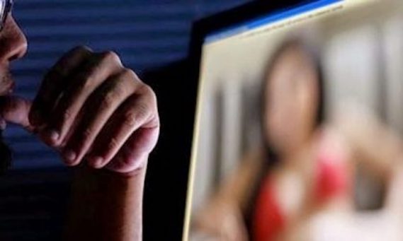 Cremona, pubblica in rete un video hot del marito con l’amante: una 49 enne rinviata a giudizio per “revenge porn”