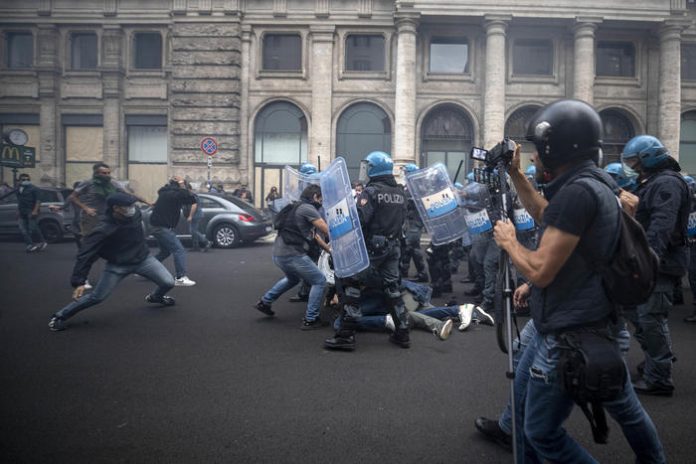 Violenze a Roma, parla la ministra Carfagna: “Ha agito una minoranza di violenti del tutto isolati dagli italiani che si sono vaccinati in massa”