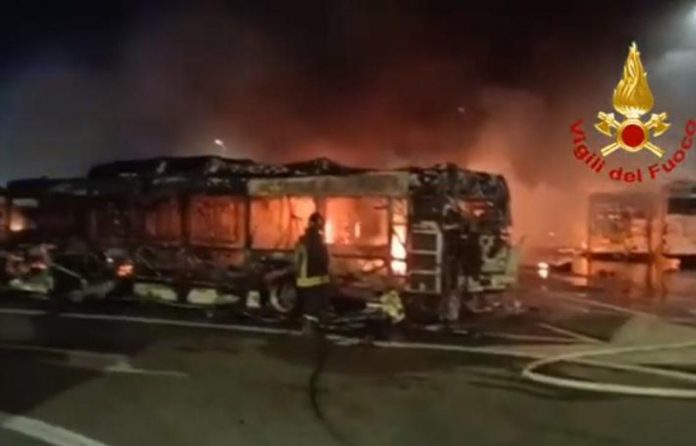 Roma, incendio in un deposito Atac a Tor Sapienza: distrutti trenta di autobus
