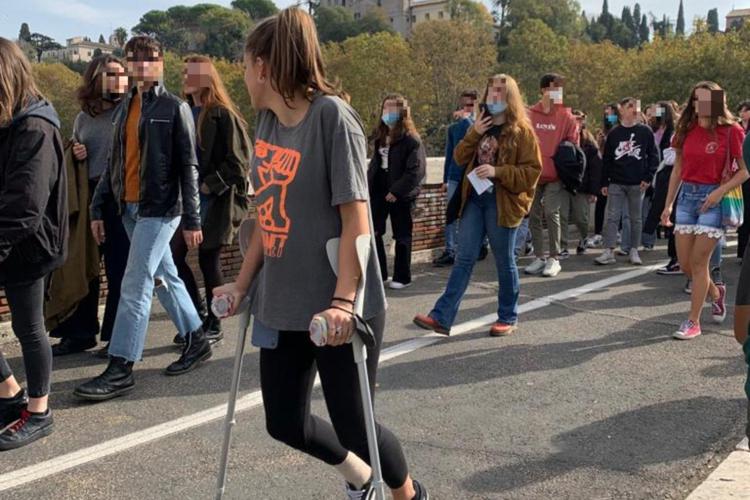 Roma, il corteo degli studenti contro il G20: “Serve un vertice sulla scuola, altrimenti non c’è futuro”