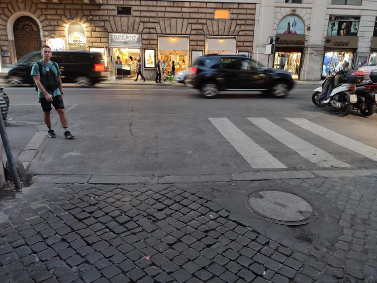 Roma, il “nuovo mistero” delle strisce pedonali interrotte