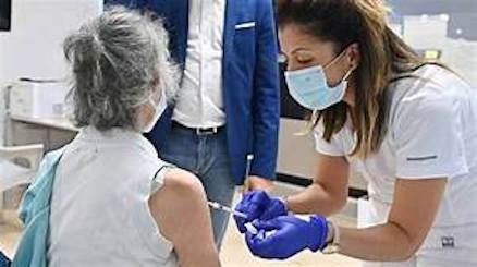 Covid, da lunedì nel Lazio al via le prenotazioni per la terza dose del vaccino