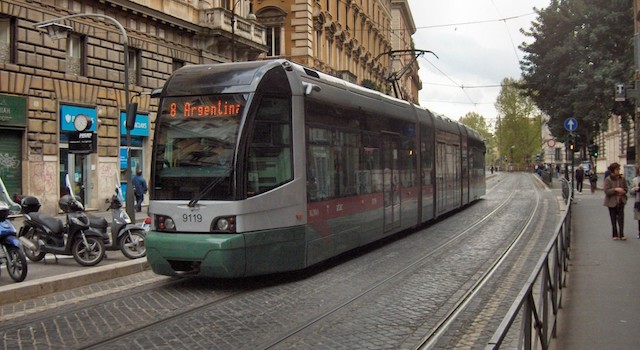 Roma, incidente tra una volante della polizia e il tram sulla Circonvallazione Gianicolense: gravi i due agenti