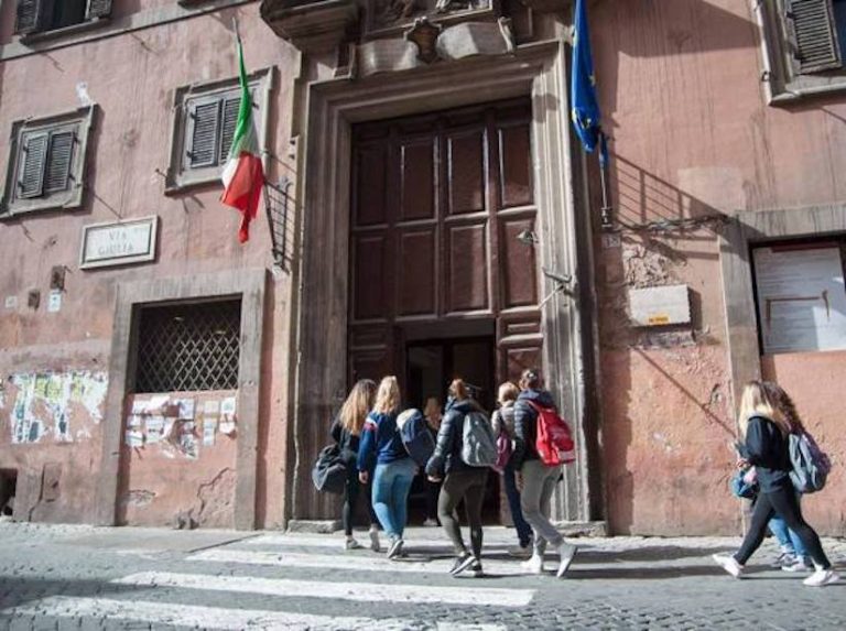 Roma, la protesta degli studenti. Il collettivo del liceo Virgilio: “Vogliamo un modo diverso di fare scuola che potenzi la partecipazione e cittadinanza attiva dei giovani”