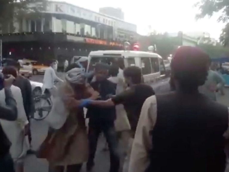 Afghanistan, due forti esplosioni vicino l’ospedale militare a Kabul: almeno una decina i feriti