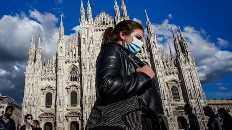 Covid, nel centro di Milano verso l’obbligo per la mascherina anche all’aperto
