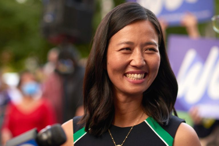 Usa, per la prima volta la sindaca di Boston è una donna di origine asiatica: Michelle Wu