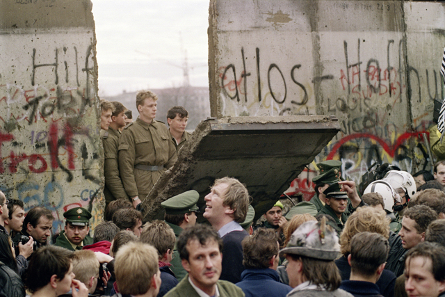 Berlino, 32 anni fa il crollo del Muro della vergogna e l’inizio della fine del comunismo