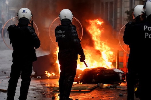 Covid, violenti scontri a Bruxelles durante un corteo di protesta contro le restrizioni per la pandemia