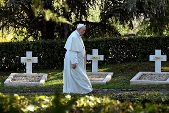Papa Francesco visita il cimitero militare francese a Roma: “Queste tombe sono un messaggio di pace”