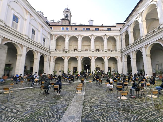 Roma, secondo la Fondazione Agnelli il miglior liceo classico della Capitale è l’Ennio Quirino Visconti