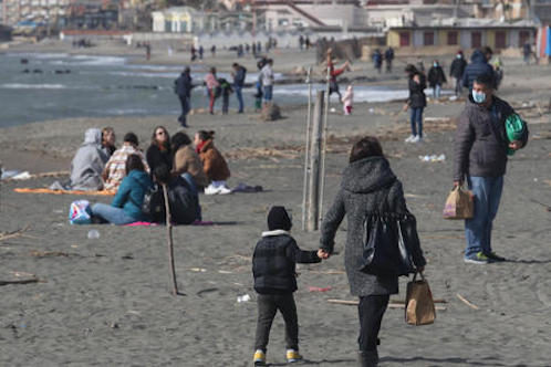 Grazie al bel tempo molti romani per una giornata di relax sul litorale