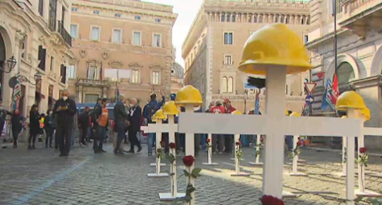 Gli edili scendono in piazza contro “la strage quotidiana dei lavoratori del settore”