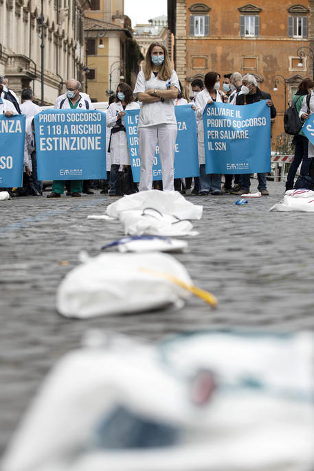Roma, medici e infermieri in piazza “per salvare la medicina d’emergenza”