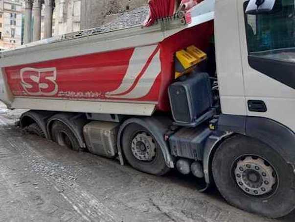 Roma, al Pantheon un camion sprofonda nel manto stradale: stava facendo lavori di manutenzione sulle buche