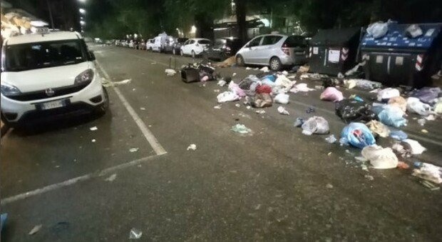 Roma, vandalismo in V Municipio: persone incappucciate gettano i rifiuti tra le corsie di via Pisino e via Cherso
