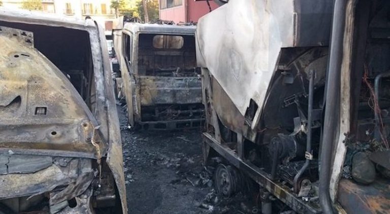 Roma, in fiamme sei mezzi dell’Ama in via Cassia: E’ un atto doloso, indagano i carabinieri