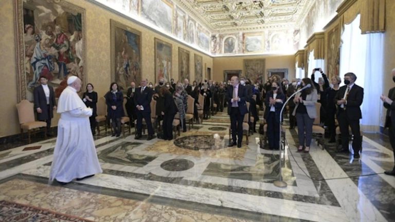 Papa Francesco ha premiato due giornalisti decani dell’informazione vaticana