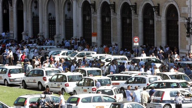Sciopero dei taxi a Roma: piazza della Repubblica chiusa al traffico