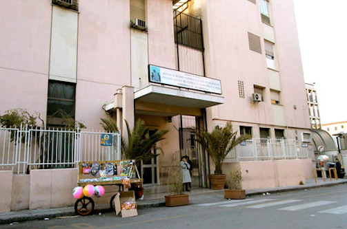 Palermo, la neonata abbandonata con il Covid ora ha una famiglia. La mamma biologica la rivuole