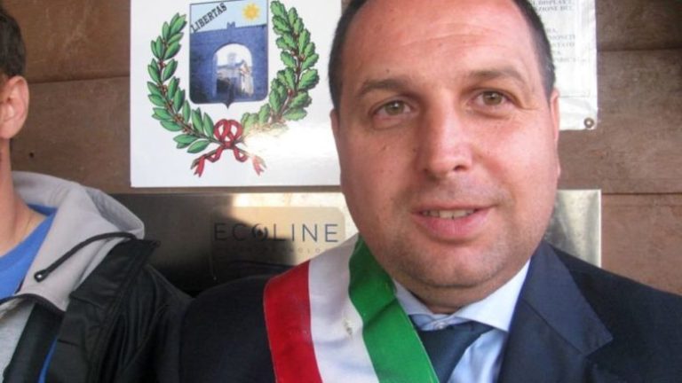 Bellegra (Roma), discutibile decisione del sindaco: “I bambini non possono giocare a calcio in piazza perché disturbano le altre persone e il decoro pubblico”