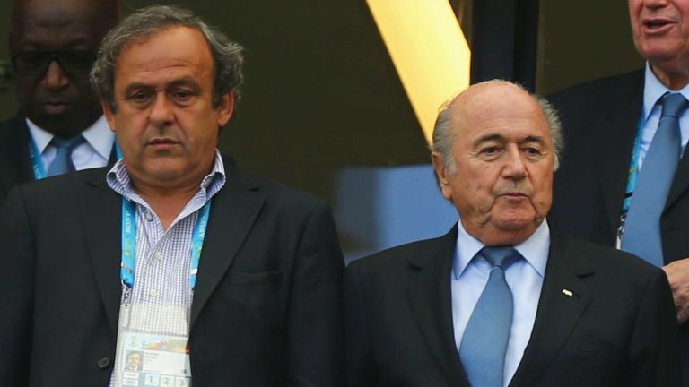 Fifa, rinviati a giudizio Sepp Blatter e Michel Platini per un pagamento illecito di 2 milioni di franchi