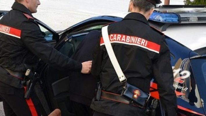 Roma, alla Montagnola i carabinieri sventano una rapina in banca: in manette due malviventi