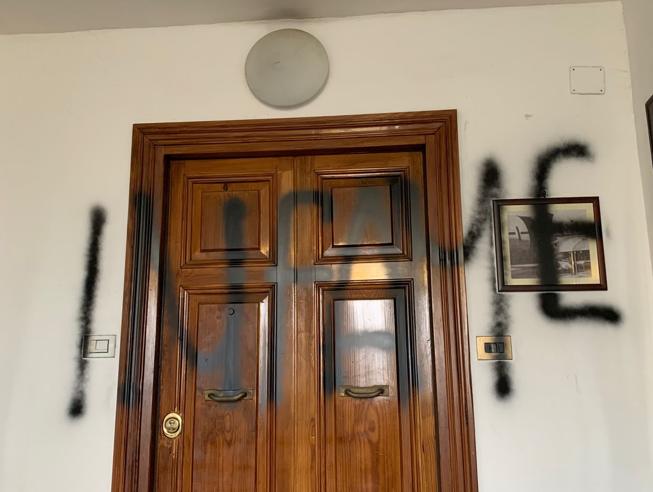 Ostia, atto intimidatorio contro Angelo Bonelli: sulla porta di casa la scritta “Infame”