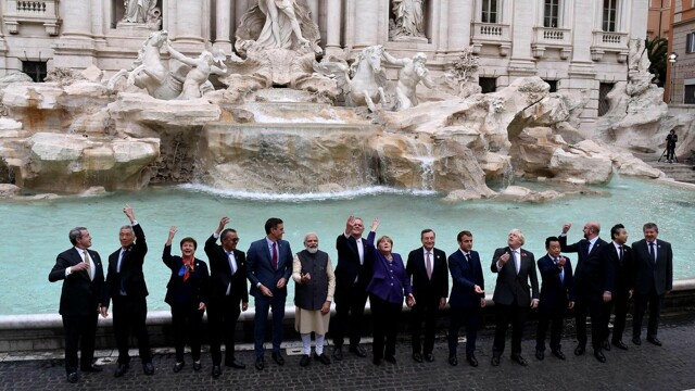 G20: i capi di Stato al “tradizionale” lancio delle monetine alla Fontana di Trevi