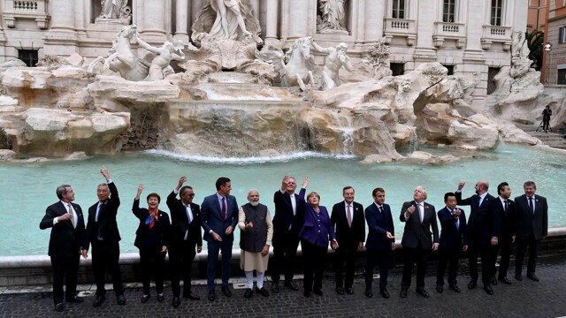 G20: i capi di Stato al “tradizionale” lancio delle monetine alla Fontana di Trevi