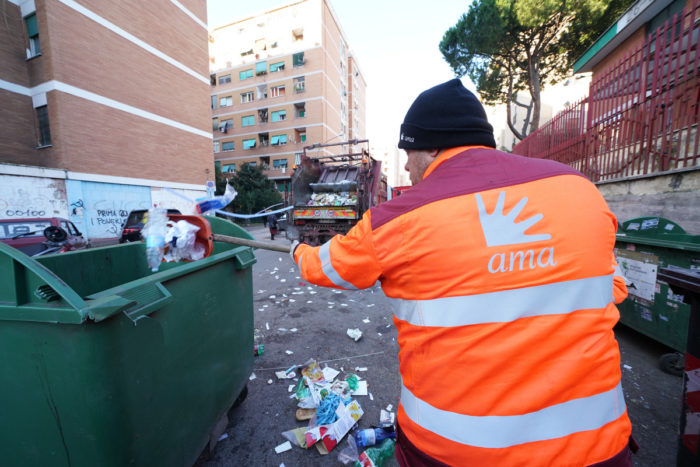 Rifiuti a Roma, parla il sindaco Gualtieri: “Da lunedì riprende la raccolta ordinaria”
