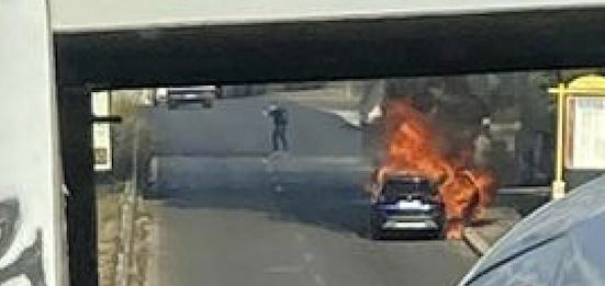 Roma, a Tor Bella Monaca date alle fiamme due auto in sosta