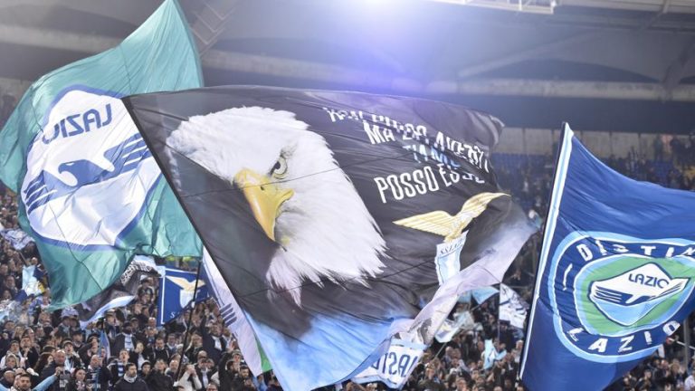 Calcio, i tifosi della Lazio non potranno recarsi a Marsiglia per la partita di Europa League per “ripetuta esecuzione di canti fascisti e del saluti nazisti”