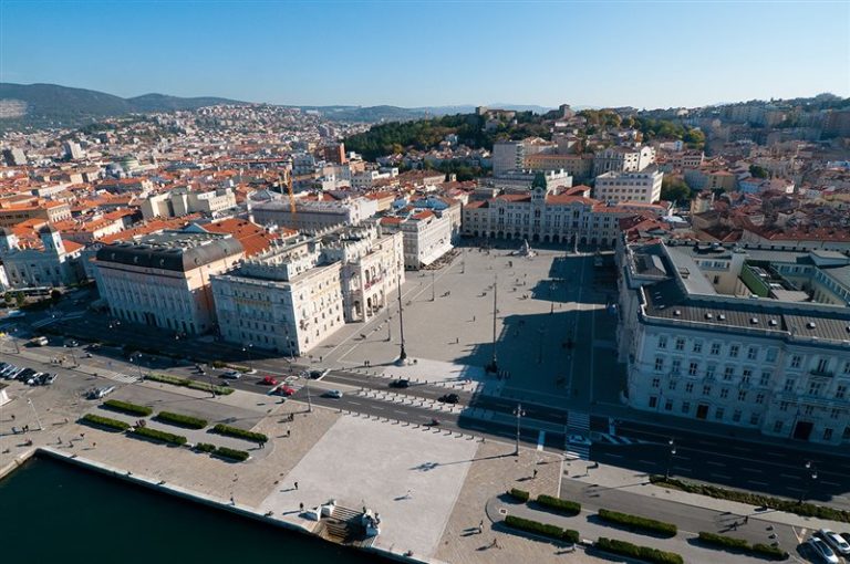 Trieste: il Prefetto vieta le manifestazioni in Piazza Unità d’Italia dopo l’aumento dei contagi per i cortei dei “no Green pass”